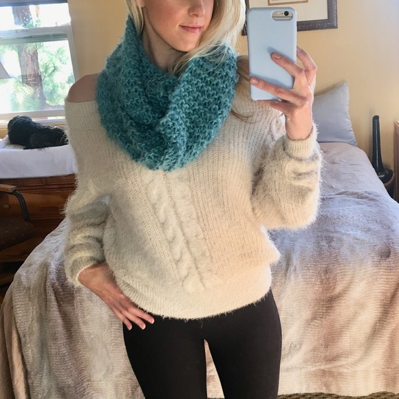 Homemade chunky knitted scarf - Picture 3 of 6